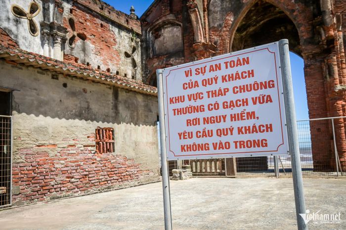 Khu vực xung quanh tháp chuông nhà thờ đổ được chính quyền địa phương dựng rào, cắm biển cảnh báo để đảm bảo an toàn cho du khách đến tham quan