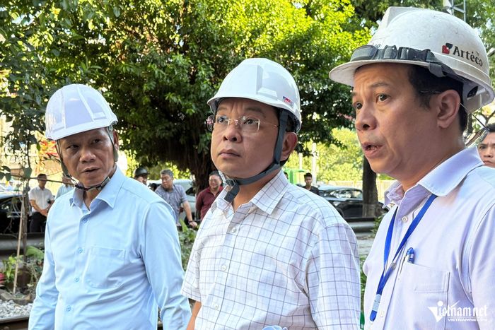 Phó Chủ tịch UBND phường Phương Liệt Nguyễn Kim Sơn (đứng giữa) trực tiếp xuống hiện trường để đối thoại với người dân. Ảnh: Kiều Oanh