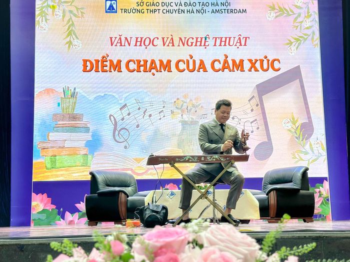 NSƯT Đăng Dương đưa học sinh đến gần hơn với nhạc cụ truyền thống qua tiếng đàn bầu. 