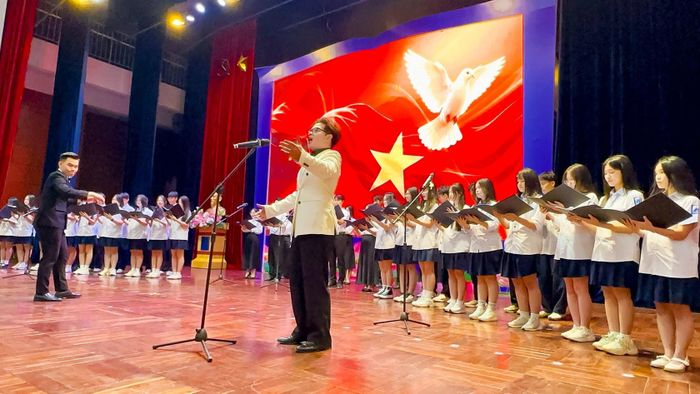 Học sinh Trường THPT Chuyên Hà Nội - Amsterdam tham gia phối khí trong một tiết mục.