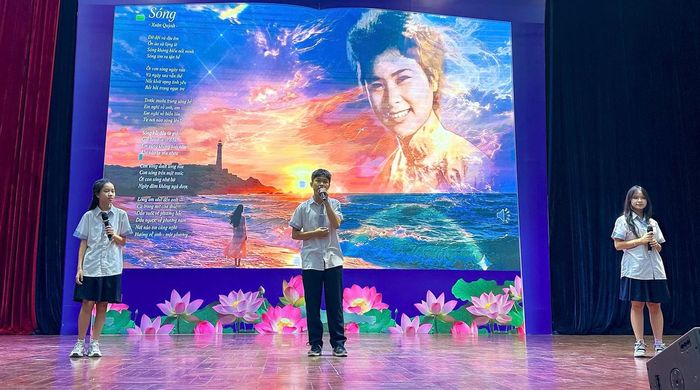 Học sinh câu lạc bộ Glee Ams thể hiện bài hát “Sóng”, phổ từ bài thơ cùng tên của Xuân Quỳnh. 