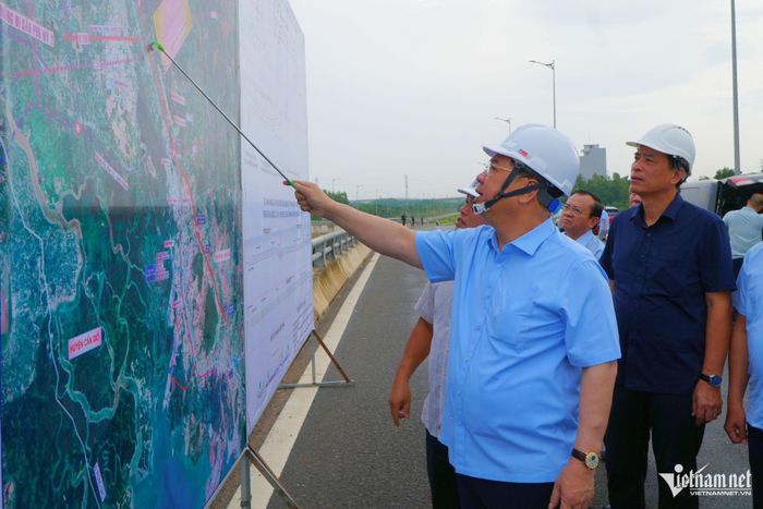 Phó Thủ tướng thường trực Phạm Gia Túc kiểm tra các tuyến đường kết nối sân bay Long Thành hôm 4/10. Ảnh: Hoàng Anh