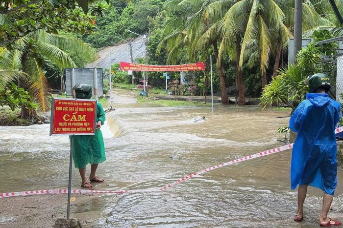 Ban Chỉ huy phòng thủ dân sự xã Tân Hiệp căng dây cấm lưu thông ở một khu vực thuộc thôn Bãi Hương. Ảnh: Ban CHQS xã Tân Hiệp