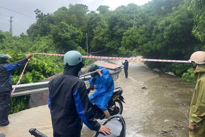 Nhiều tuyến đường tại xã đảo Tân Hiệp xuất hiện dòng chảy mạnh. Ảnh: Ban CHQS xã Tân Hiệp