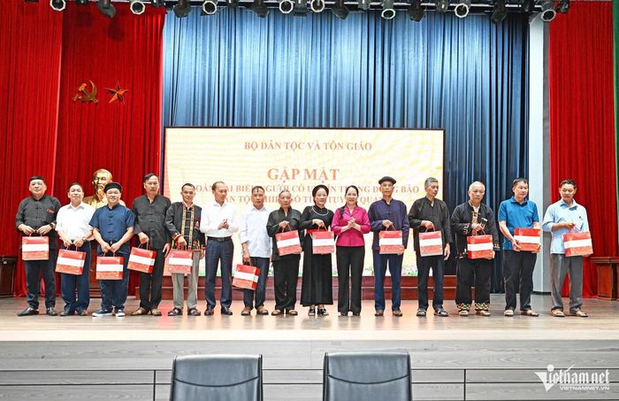 Thay mặt lãnh đạo Bộ Dân tộc và Tôn giáo, Thứ trưởng Nông Thị Hà tặng các phần quà tới đại biểu Người có uy tín
