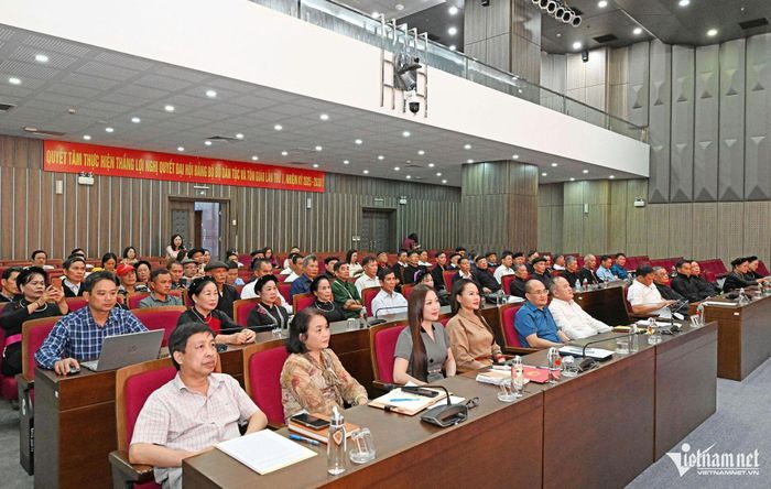 Đoàn đại biểu là Người có uy tín tỉnh Tuyên Quang và đại diện lãnh đạo các vụ, đơn vị (Bộ Dân tộc và Tôn giáo) tại buổi gặp mặt