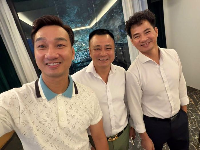 MC Thành Trung thân thiết 2 đàn anh - NSND Tự Long và NSND Xuân Bắc.