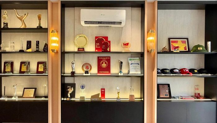 Nhạc sĩ Nguyễn Văn Chung gây xúc động khi mang hết bằng khen, giải thưởng đặt trong 1 căn phòng ở nhà để báo công đến mẹ đã khuất.