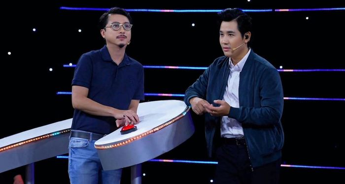 MC Nguyên Khang và người chơi Hứa Minh Đạt trong "Vì bạn xứng đáng". 