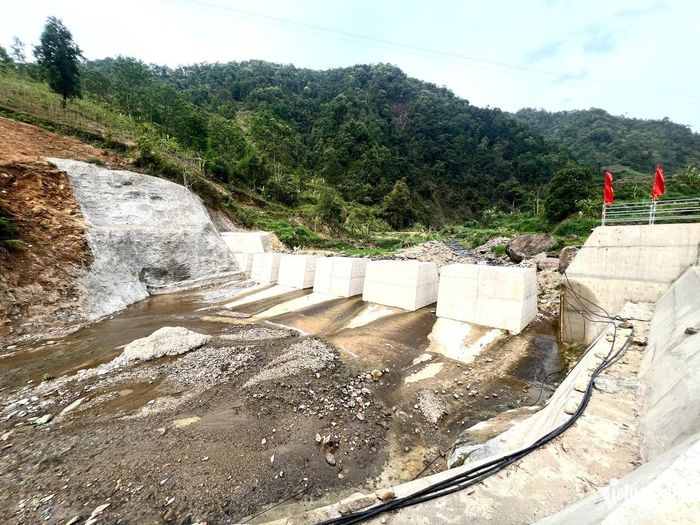 Công trình đập Sabo đầu tiên của Việt Nam tại bản Piệng, xã Nặm Păm, huyện Mường La, tỉnh Sơn La. Công trình này thuộc Dự án Hợp tác kỹ thuật về nâng cao năng lực giảm thiểu rủi ro lũ quét và sạt lở đất ở khu vực miền núi phía Bắc, mà Văn phòng Việt Nam của Cơ quan Hợp tác Quốc tế Nhật Bản (JICA) hợp tác với một số cơ quan liên quan của Việt Nam triển khai thực hiện. Ảnh: Bình Minh
