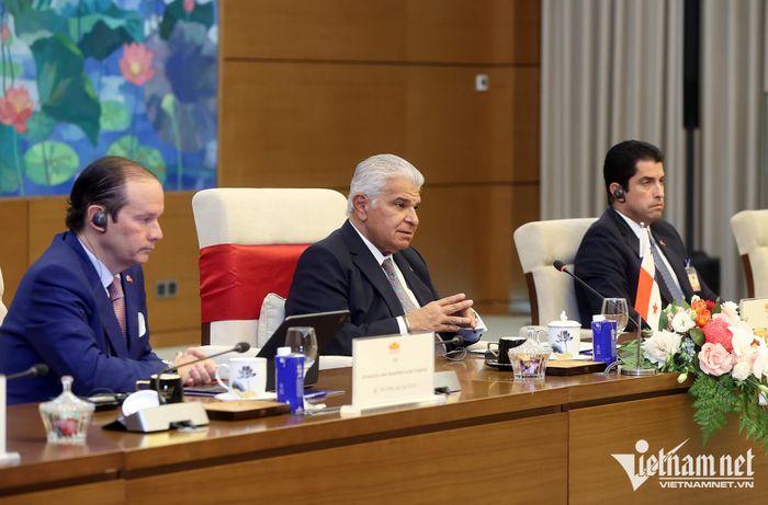 Tổng thống Panama nhất trí phát huy hơn nữa vai trò của cơ quan lập pháp trong kiến tạo hành lang pháp lý thuận lợi cho quan hệ song phương, ủng hộ kết nối các cơ quan Chính phủ - địa phương - doanh nghiệp 