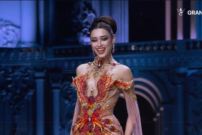 Emoura Phạm đổi đầm vào phút chót.