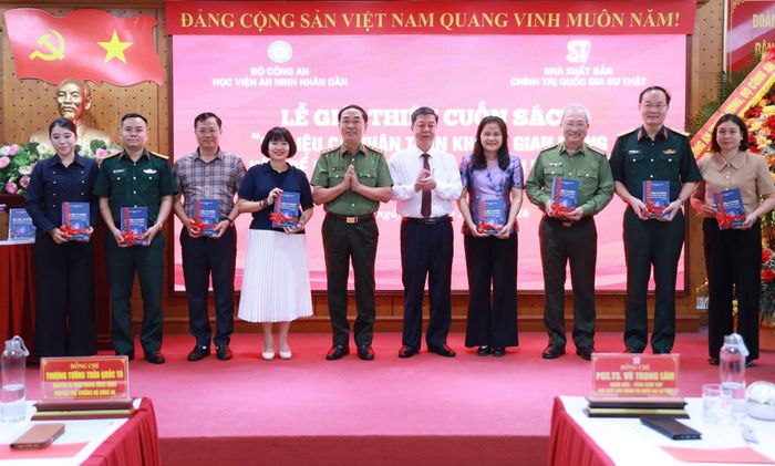 Thượng tướng, PGS. TS Trần Quốc Tỏ và PGS.TS Vũ Trọng Lâm trao tặng sách cho đại diện các cơ quan Trung ương, Bộ Công an và các đại biểu tham dự.
