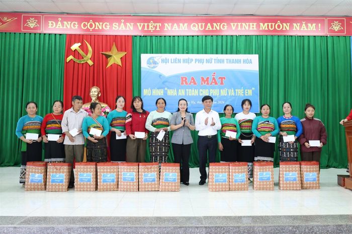 Nhân dịp này, Hội LHPN tỉnh trao 20 suất quà cho hội viên phụ nữ có hoàn cảnh khó khăn, bị ảnh hưởng bởi thiên tai tại xã Trung Hạ và 30 suất quà cho hội viên phụ nữ khó khăn tại xã Quan Sơn, góp phần động viên các gia đình vượt qua khó khăn, ổn định cuộc sống. Ảnh: XTH