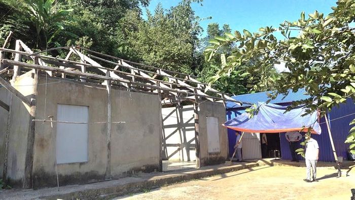 Hộ gia đình nhà bà Triệu Thị Hoa có hoàn cảnh đặc biệt khó khăn đoàn công tác VKSND tỉnh Thái Nguyên đã đến thăm và chia sẻ với gia đình bạn Hoa.
