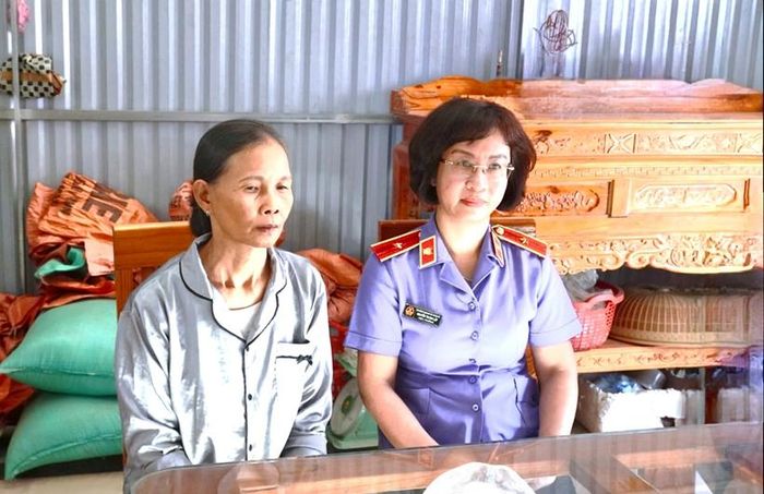 Đoàn công tác của VKSND tỉnh Thái Nguyên do đồng chí Nguyễn Thị Mai Lập, Viện trưởng VKND tỉnh làm trưởng đoàn đến thăm hộ gia đình bà Triệu Thị Hoa ở xã Phượng Tiến.