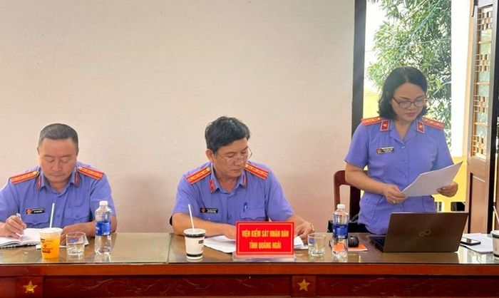  Đồng chí Võ Thị Hồng Luyến – Trưởng phòng 8 công bố quyết định, kế hoạch trực tiếp kiểm sát.