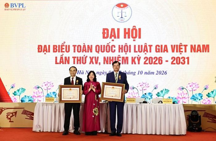  Đồng chí Bùi Thị Minh Hoài, Ủy viên Bộ Chính trị, Bí thư Trung ương Đảng, Chủ tịch Ủy ban Trung ương Mặt trận Tổ quốc Việt Nam, trao Huân chương Độc lập hạng Nhì cho đồng chí Nguyễn Văn Quyền, Chủ tịch Hội Luật gia Việt Nam các khóa XII, XIII và Huân chương Độc lập hạng Ba cho đồng chí Trần Công Phàn, Phó Chủ tịch Hội Luật gia Việt Nam các khóa XII, XIII, XIV.