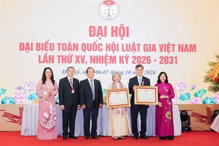  Đồng chí Bùi Thị Minh Hoài, Ủy viên Bộ Chính trị, Bí thư Trung ương Đảng, Chủ tịch Ủy ban Trung ương Mặt trận Tổ quốc Việt Nam, trao Huân chương Lao động hạng Ba cho Viện Khoa học pháp lý và Kinh doanh quốc tế (Hội Luật gia Việt Nam).