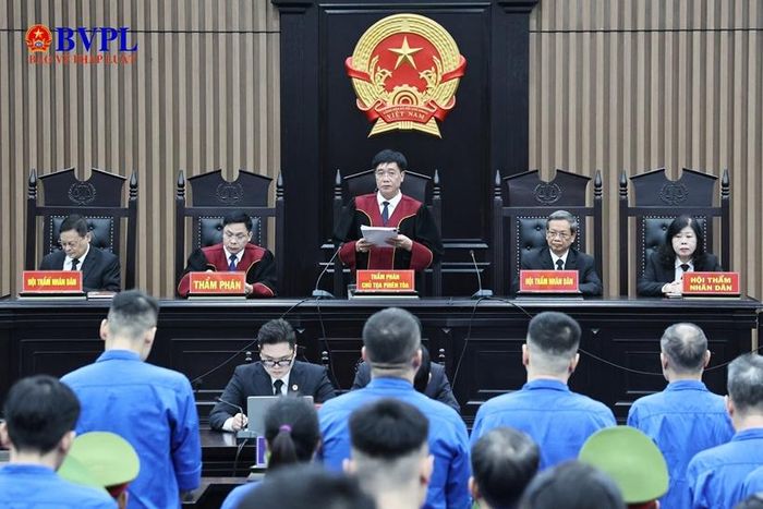 Thay mặt Hội đồng xét xử, Thẩm phán Nguyễn Xuân Văn - Chủ tọa phiên tòa tuyên án.