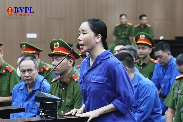 Bị cáo Nguyễn Thị Kim Anh trước bục khai báo.