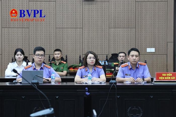 Các Kiểm sát viên đại diện VKSND TP Hà Nội thực hành quyền công tố và kiểm sát xét xử tại phiên tòa.
