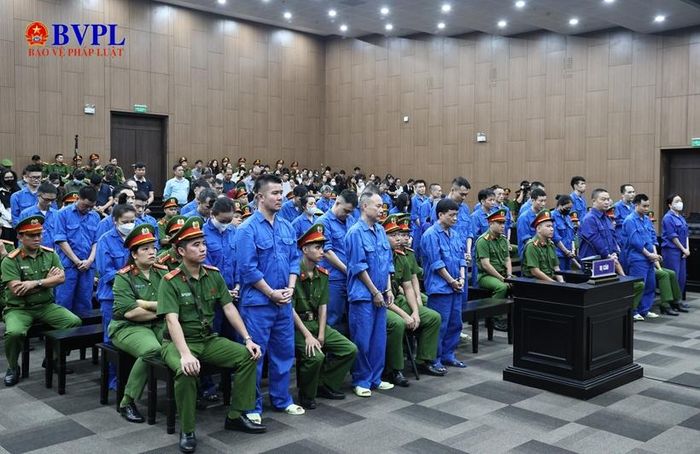 Các bị cáo đứng nghe HĐXX tuyên án.