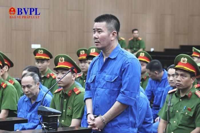 Bị cáo Lê Văn Đông trước bục khai báo.