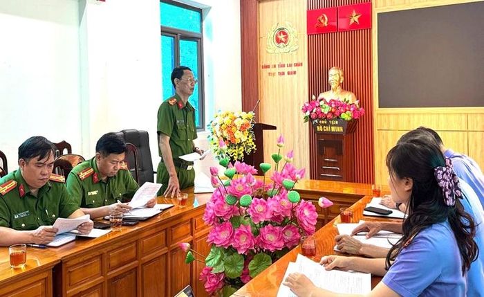Đồng chí Hoàng Cương Quyết, Phó Giám thị Trại tạm giam Công an tỉnh Lai Châu báo cáo tình hình chấp hành pháp luật với Đoàn kiểm sát.