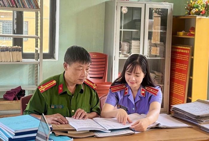 Thành viên Đoàn kiểm sát trực tiếp kiểm sát hồ sơ, sổ sách về công tác thi hành án phạt tù.