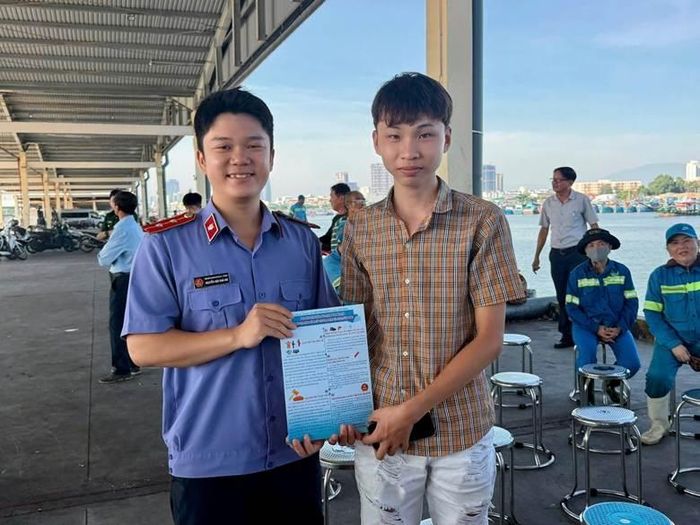  Chi đoàn VKSND khu vực 2, TP Đà Nẵng tuyên truyền phổ biến nội dung Nghị quyết số 205/2025/QH15 ngày 24/6/2025 của Quốc hội đến ngư dân và tiểu thương.
