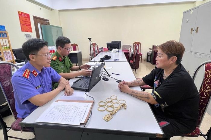 Kiểm sát viên tham gia lấy lời khai đối tượng.