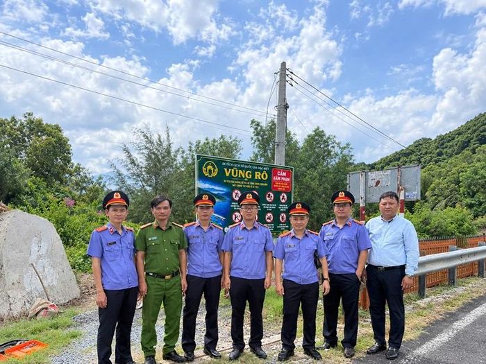  Tổ công tác VKSND tỉnh do ông Dương Văn Đức, Trưởng Phòng 9, làm Trưởng đoàn cùng VKSND khu vực 12, kiểm tra việc chấm dứt vi phạm tại Khu di tích tàu không số Vũng Rô.