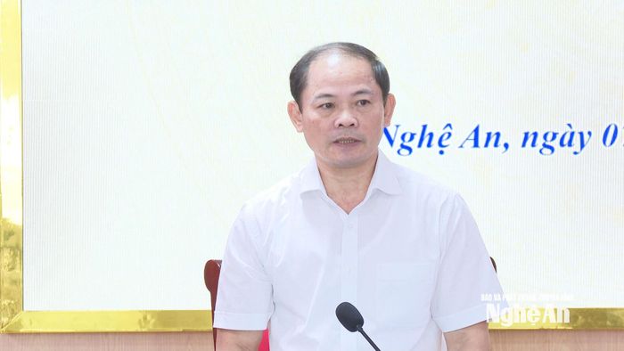Đồng chí Phạm Thành Chung - Trưởng ban Pháp chế HĐND tỉnh kết luận các nội dung thẩm tra dự thảo nghị quyết. Ảnh: Hoàng Hiếu.