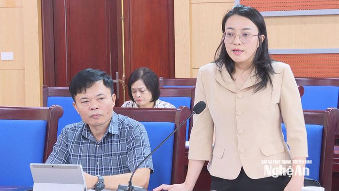 Đồng chí Hoàng Thị Thu Trang - Giám đốc Sở Tư pháp giải trình các ý kiến góp ý của đại biểu. Ảnh: Hoàng Hiếu.