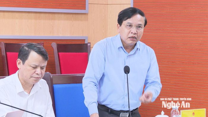Đồng chí Nguyễn Như Khôi - Phó Chủ tịch HĐND tỉnh góp ý vào dự thảo nghị quyết. Ảnh: Hoàng Hiếu.