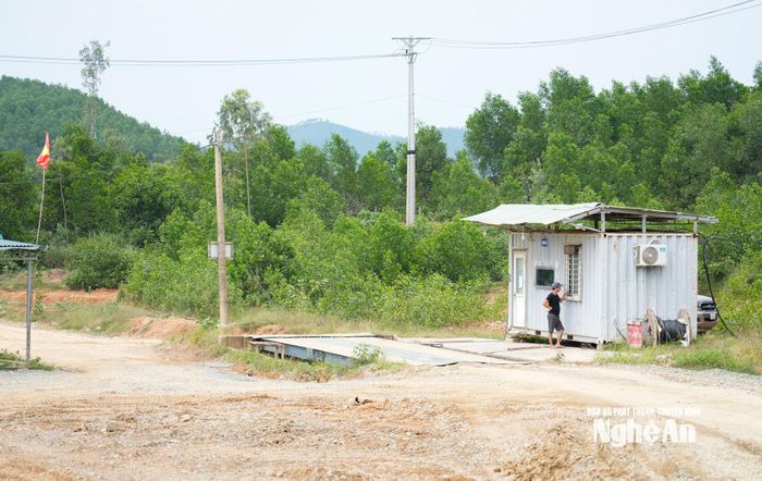Hầu hết các doanh nghiệp đều bố trí 2 tuyến đường ra/vào, trong đó chỉ có 1 tuyến có trạm cân. Ảnh: Phạm Bằng