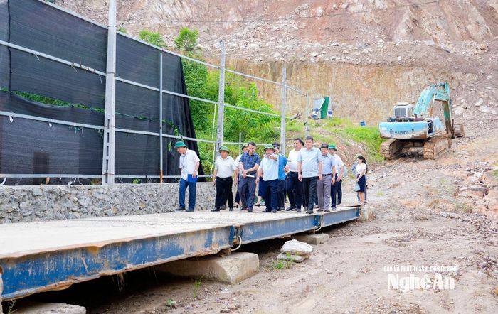 Phó Chủ tịch UBND tỉnh Nguyễn Văn Đệ yêu cầu hoạt động trạm cân phải đúng quy định, chỉ bố trí 1 tuyến đường ra/vào. Ảnh: Phạm Bằng