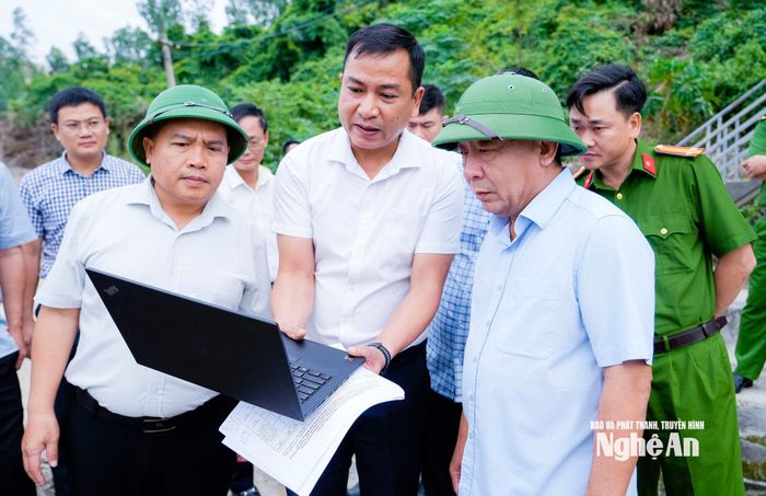 Phó Chủ tịch UBND tỉnh Nguyễn Văn Đệ kiểm tra hệ thống camera của Công ty TNHH Phú Nguyên Hải. Ảnh: Phạm Bằng