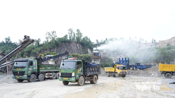 Hoạt động khai thác khoáng sản của Công ty Đầu tư xây dựng Phú Sơn. Ảnh: Phạm Bằng