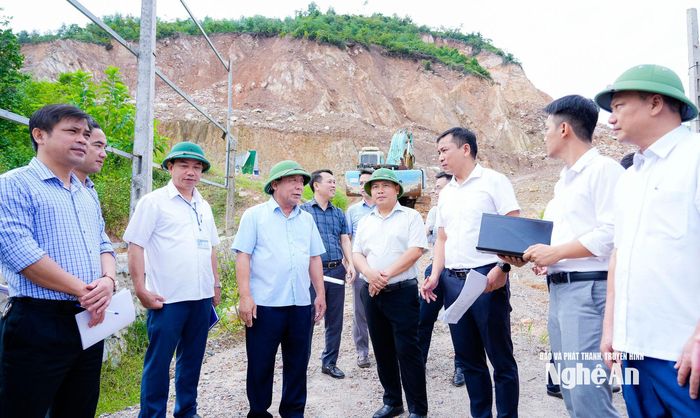 Phó Chủ tịch UBND tỉnh Nguyễn Văn Đệ kiểm tra hoạt động khai khác, tập kết, kinh doanh khoáng sản của Công ty CP Đầu tư Trường Thi. Ảnh: Phạm Bằng