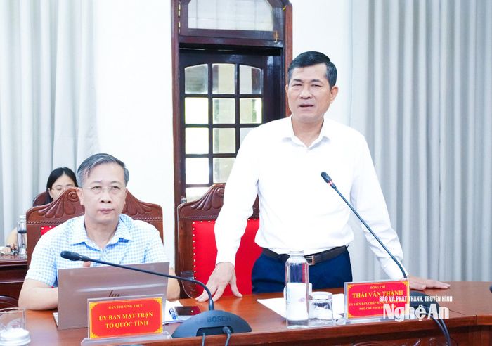 Phó Chủ tịch UBND tỉnh Thái Văn Thành trao đổi một số cơ chế, chính sách hỗ trợ, đồng hành với hoạt động của MTTQ và các tổ chức chính trị - xã hội, trong đó có chuyển đổi số; đồng thời đề xuất tăng cường tuyên truyền, vận động con em thôn Tiến Sơn trở lại trường học tập. Ảnh: Mai Hoa