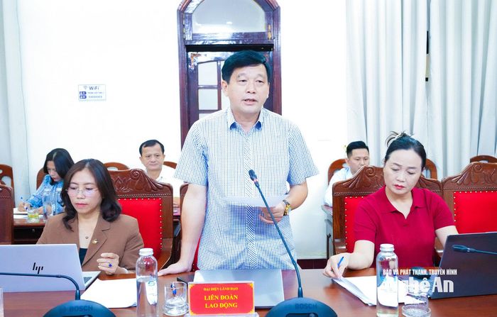 Phó Chủ tịch Uỷ ban MTTQ Việt Nam tỉnh, Chủ tịch LĐLĐ tỉnh Kha Văn Tám nêu một số vấn đề cần quan tâm trong sắp xếp tổ chức và định hướng phương thức hoạt động cho cấp cơ sở. Ảnh: Mai Hoa