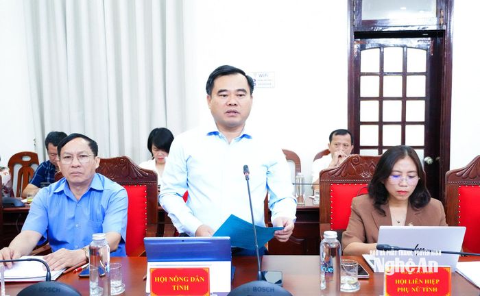 Phó Chủ tịch Ủy ban MTTQ Việt Nam tỉnh, Chủ tịch Hội Nông dân tỉnh Nguyễn Viết Hùng phát biểu về một số hoạt động hỗ trợ, đồng hành với nông dân trong phát triển kinh tế của tổ chức Hội. Ảnh: Mai Hoa