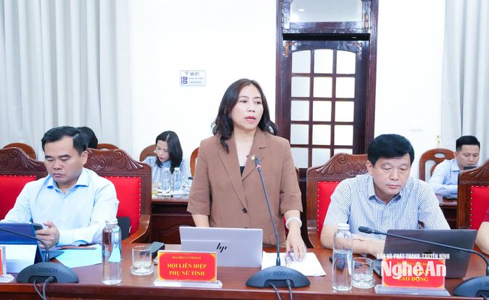 Phó Chủ tịch Ủy ban MTTQ Việt Nam tỉnh, Chủ tịch Hội LHPN tỉnh Hoàng Thị Thu Hiền báo cáo kết quả hoạt động của Mặt trận Tổ quốc và các tổ chức chính trị - xã hội tỉnh trong quý III/2026. Ảnh: Mai Hoa
