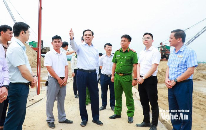 Chủ tịch UBND tỉnh kiểm tra khu vực trạm cân tại bến của Công ty TNHH MTV Thanh Hưng trên địa bàn xã Đại Đồng. Ảnh: Thành Duy