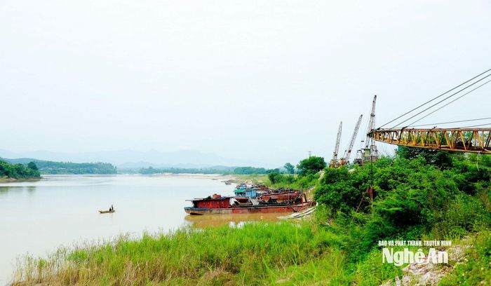 Tàu khai thác cát trên sông Lam đoạn qua xã Đại Đồng. Ảnh: Thành Duy