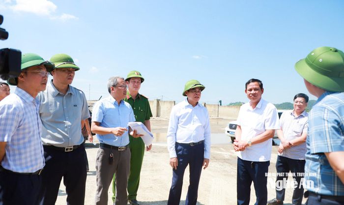 Chủ tịch UBND tỉnh kiểm tra bến cát tại xã Đô Lương. Ảnh: Thành Duy