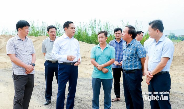 Chủ tịch UBND tỉnh Võ Trọng Hải kiểm tra tại bến cát Cầu Rộ thuộc Công ty Cổ phần Khai thác cát sạn và Vận tải Thanh Chương tại xã Xuân Lâm. Ảnh: Thành Duy