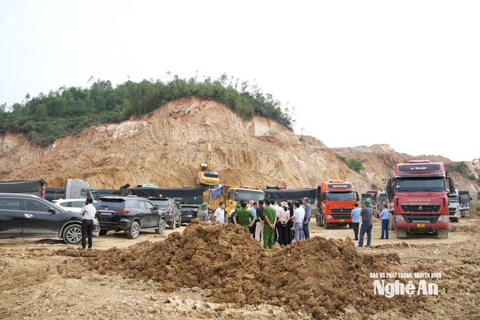 Mỏ đất san lấp của Tổng Công ty Đầu tư An Bình tại địa bàn giáp ranh giữa xã Phúc Lộc và Văn Kiều. Ảnh: Nguyễn Toàn